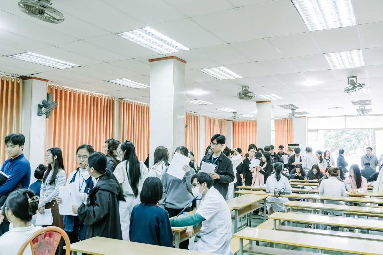 KHÁM SỨC KHỎE CHO SINH VIÊN ĐẦU KHÓA NHẬP HỌC NĂM 2025